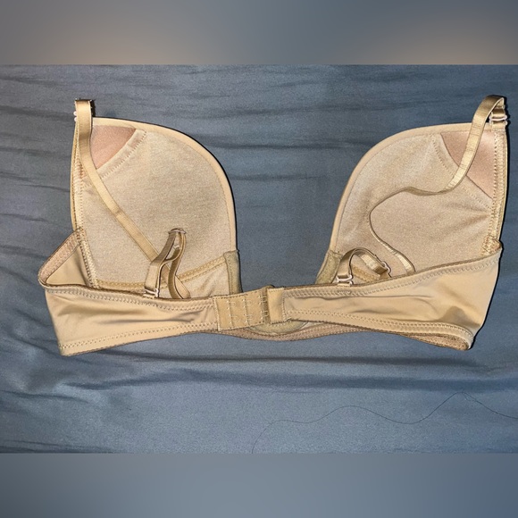 This deep V mid back bra. Suggest someone with maybe 32-34 B. To small for 36C - Picture 8 of 9